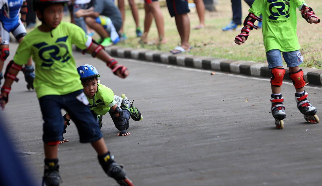 Seorang peserta terjatuh sebelum finish dalam kejuaraan Invitasi Sepatu Roda DKI Jakarta di Senayan, Jakarta, Minggu (8/11/2015). Kejuaraan ini diikuti sekitar 39 klub seluruh Indonesia. (Bola.com/Nicklas Hanoatubun).