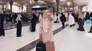 Masih di lokasi yang sama, yaitu di Masjid Nabawi, Madinah. Citra Kirana kenakan hijab, dengan bawahan yang senada dan memakai kacamata. (Liputan6.com/IG/@citraciki)