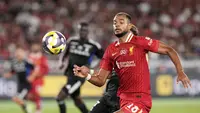 Aksi&nbsp;Cody Gakpo dalam laga pramusim Yokohama F. Marinos vs Liverpool, Rabu (30/7/2025). (AP Photo/Eugene Hoshiko)