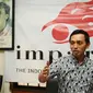 Direktur Imparsial Al Araf (kanan) memberikan keterangan seputar 12 tahun kasus Munir di Jakarta, Selasa (6/9). Imparsial mendesak Presiden Jokowi segera menindaklanjuti hasil temuan penyelidikan TPF kasus Munir. (Liputan6.com/Helmi Fithriansyah)
