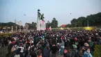 Suasana di kawasan Monumen Tugu Tani, Menteng, Jakarta Pusat, saat aksi Aliansi Mahasiswa Komite Selamatkan Daulat Rakyat (Sadar), Selasa (20/10/2026) sore. Sejumlah mahasiswa memanjat monumen dan membentangkan spanduk raksasa berisi kritik serta tuntutan terhadap pemerintah, bertepatan dengan dua tahun pemerintahan Prabowo-Gibran.(KLY/Budy Santoso)