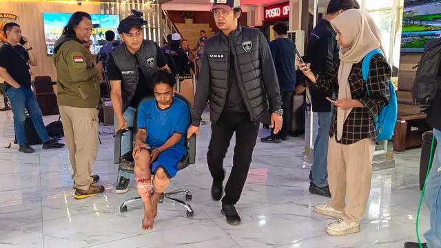 Polisi gelar perkara kasus pembunuhan keluarga Sachroni di Indramayu. Dua tersangka ditangkap.