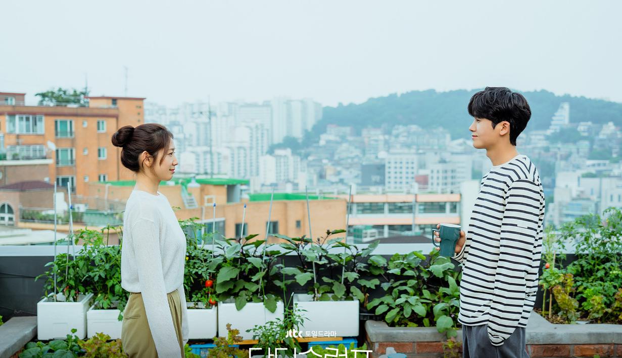 Namun, ketegangan itu tampaknya telah hilang ketika keduanya saling tersenyum, menimbulkan rasa ingin tahu tentang bagaimana hubungan mereka akan berubah setelah reuni tak terduga mereka. (Foto: Instgaram/ jtbcdrama)