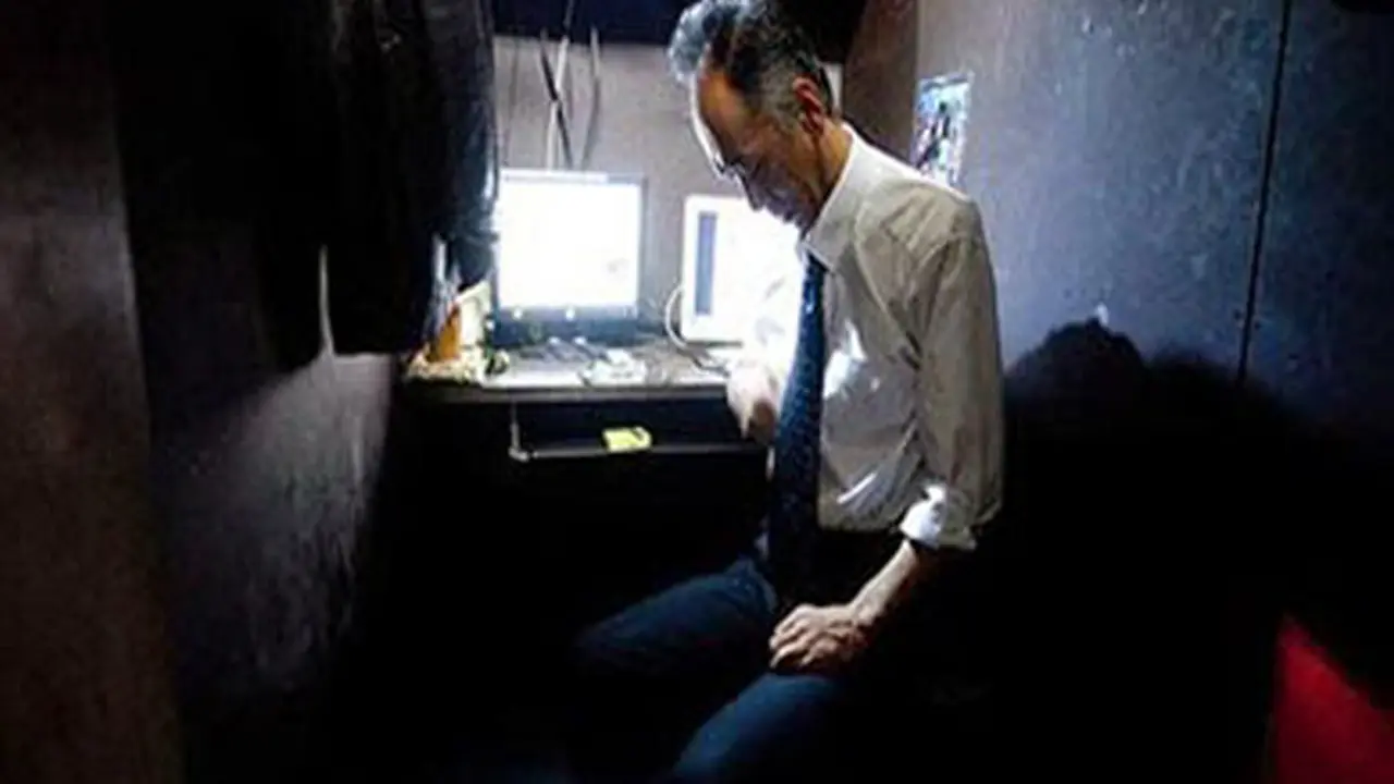Tak Bisa Bayar Apartemen, Pria Ini Tidur di Warnet Selama 1 Tahun