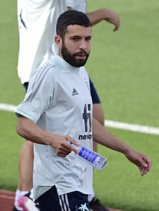 Bek Spanyol, Jordi Alba tiba untuk sesi latihan di Ciudad del Futbol di Las Rozas dekat Madrid (3/7/2021). Spanyol merengkuh tiket semifinal Euro 2020 usai menang 5-2 atas Swiss lewat babak penalti.  (AFP/Javier Soriano)