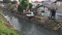 Kondisi pemukiman kumuh yang berada di kawasan Kuningan, Jakarta, Jumat (2/2). Wagub DKI Jakarta, Sandiaga Uno mengatakan, angka kemiskinan di Jakarta saat ini sudah mencapai 3,77 persen. (Liputan6.com/Immanuel Antonius)