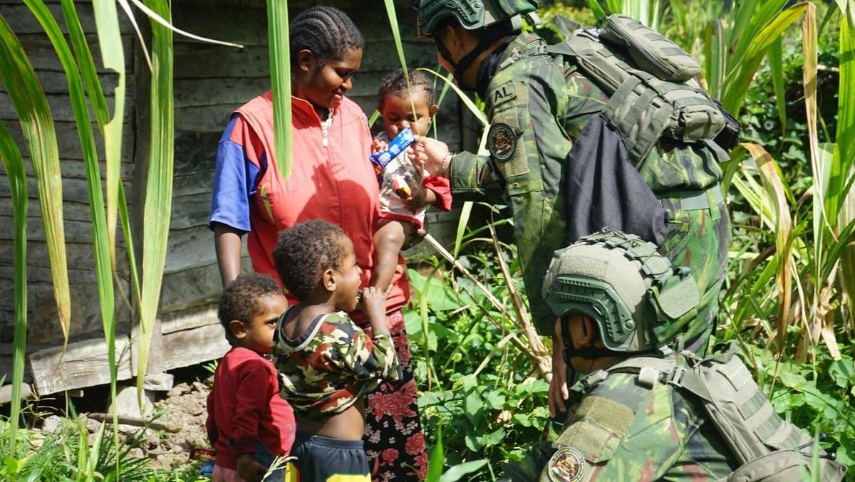 FOTO: Satgas Marinir TNI AL Gelar Patroli Humanis di Paniai Papua Tengah