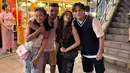 Rupanya, pasangan kekasih selebriti ini tidak hanya pergi berdua. Rizky Febian dan Mahalini liburan bareng sahabat yang juga berpasangan, sehingga membuat kencan mereka kali ini terasa seperti double date. Dua pasangan itu pun terlihat begitu enjoy di liburannya kali ini. (Liputan6.com/IG/@rizkyfbian)
