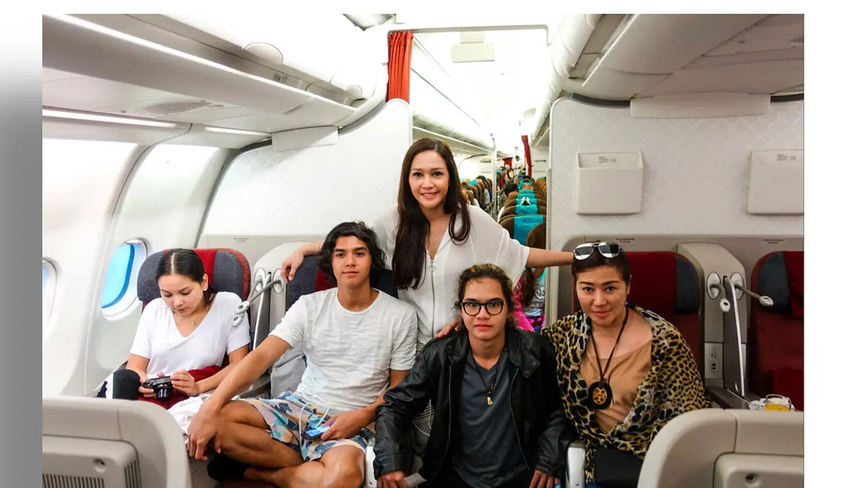 Sebelum tampil mengisi acara di Bali, pria 18 tahun itu terlebih dulu bersama ayahnya. "Early new year's eve with my dad sebelum kerjaan tahun baru." tulis Dul dalam foto bersama ayahnya musisi yang mulai terjun ke dunia politik. (Instagram/maiaestiantyr)