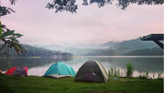 Acampar en el embalse de Sermo (waduksermo.com)