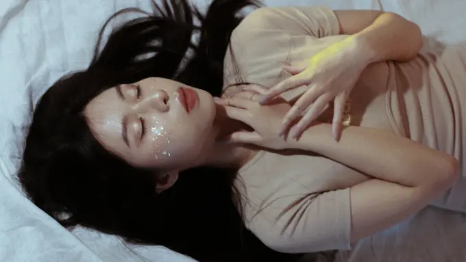 Ilustrasi perempuan tidur, bermimpi