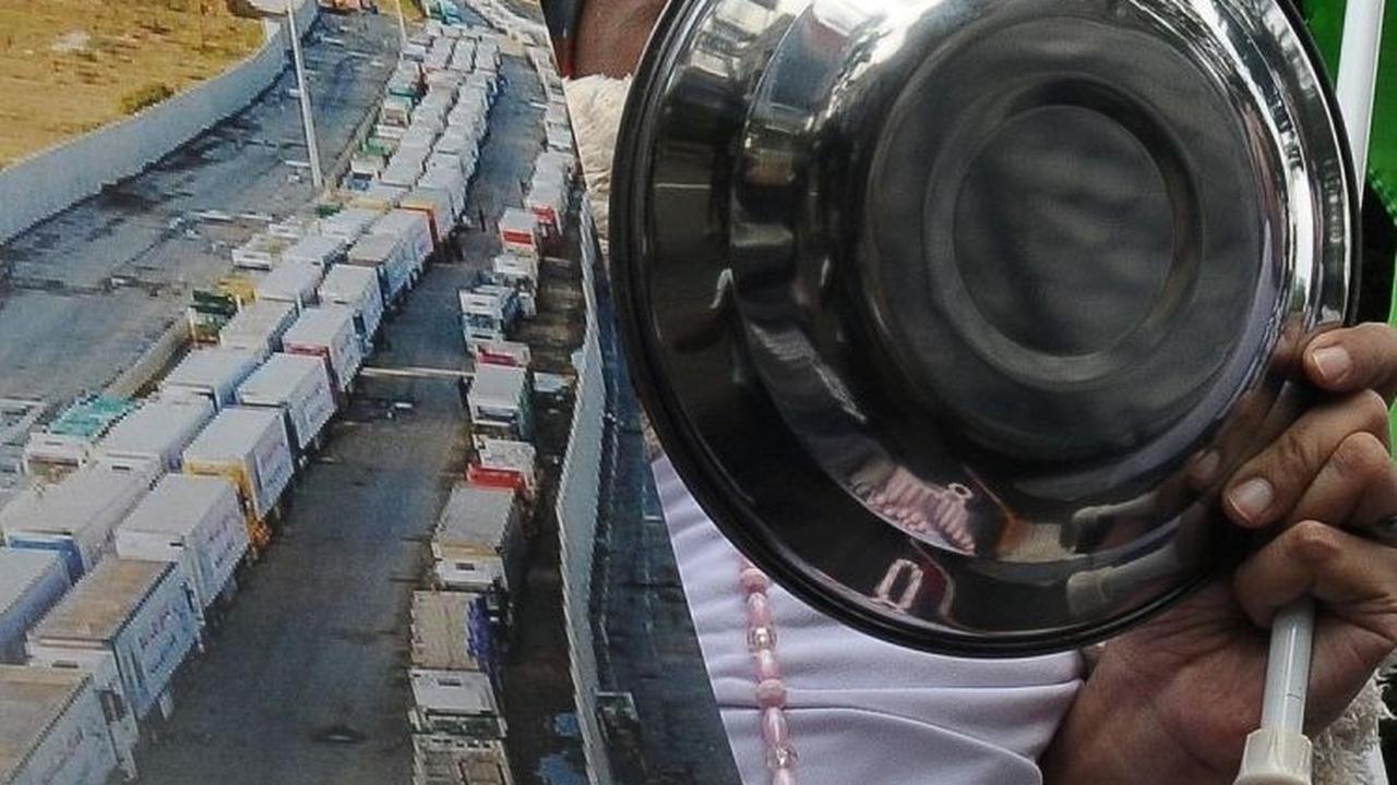 Piring-piring yang terbuat dari aluminium itu sebagai bentuk menyuarakan kelaparan di Gaza yang diderita warga Palestina akibat perang. Foto merdeka.com / Imam Buhori