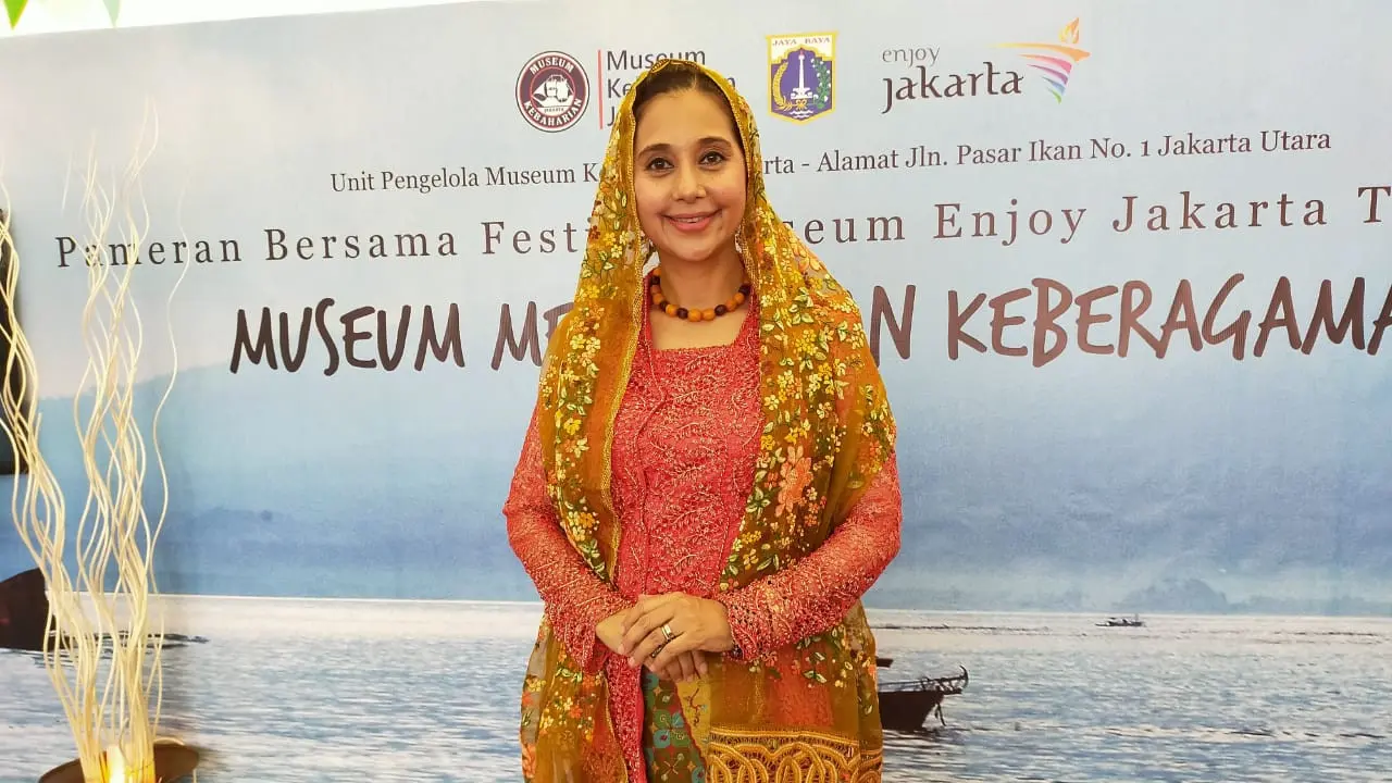 Raih Penghargaan Bunda Etnik Indonesia, Ini 6 Potret Ayu Azhari Pakai Baju Tradisional