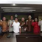 Manajer Tim Peserta Piala Kemerdekaan berfoto bersama setelah bertemu dengan anggota Tim Transisi Kemenpora di Kantor Kemenpora, Senayan, Jakarta. Jumat (7/8/2015). (Bola.com/Arief Bagus)