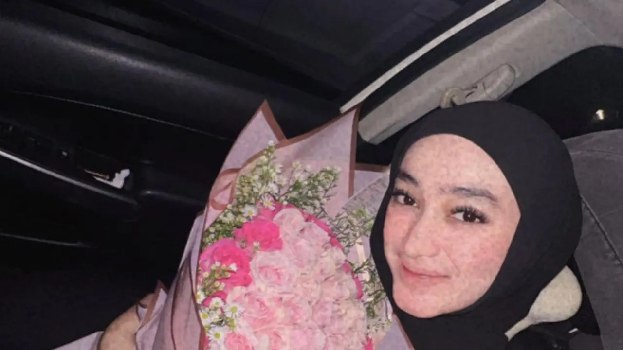 6 Potret Romantis Sule kepada Santyka Fauziah, Kirim Buket Bunga Besar ke Kantornya