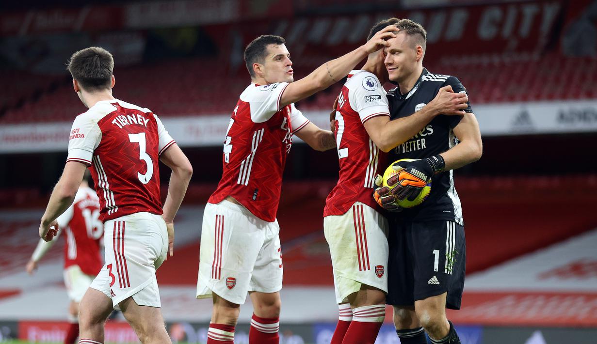 Para pemain Arsenal merayakan keberhasilan kiper Bernd Leno usai menggagalkan eksekusi penalti gelandang Chelsea, Jorginho, dalam laga lanjutan Liga Inggris 2020/21 pekan ke-15 di Emirates Stadium, London, Sabtu (26/12/2020). Arsenal menang 3-1 atas Chelsea. (AFP/Julian Finney/Pool)