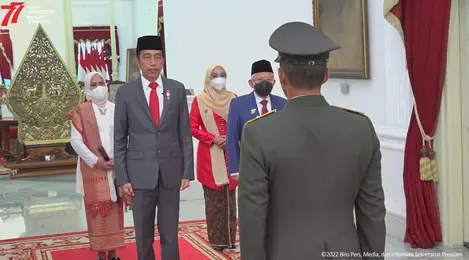 Outfit Iriana Jokowi dan Wury Ma'ruf Amin Tampil Saling Melengkapi di Upacara Penurunan Bendera