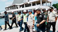 Menteri Dalam Negeri (Mendagri) Muhammad Tito Karnavian meninjau kondisi Pelabuhan Laurentius Say, Maumere, Kabupaten Sikka, Nusa Tenggara Timur (NTT), yang terdampak gempa bumi, Rabu (19/8/2026).