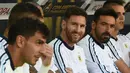 Lionel Messi (tengah) hanya tersenyum dibangku cadangan saat timnya berlaga mewalan Chili pada Copa America Centenario 2016 di Stadion evi's, Santa Clara, Amerika Serikat, (7/6/2016) WIB. (AFP/Mark Ralston)