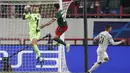 Kiper Bayern Munchen, Manuel Neuer menangkap bola saat bertanding melawan Lokomotiv Moscow pada pertandingan grup A Liga Champions di Moskow, Rusia, Selasa (27/10/2020). Munchen menang tipis 2-1 atas Lokomotiv Moscow. (AP Photo/Maxim Shemetov, pool)