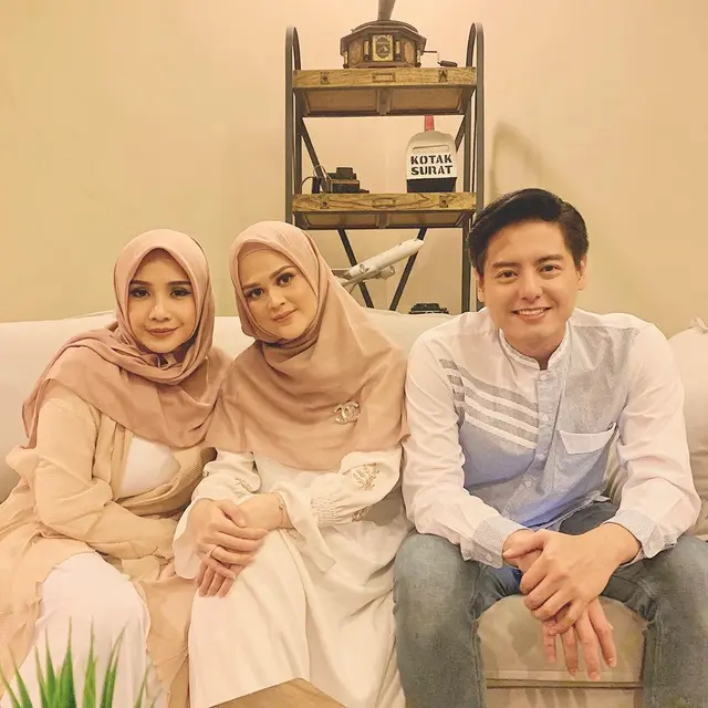 6 Potret Nagita Slavina Pakai Hijab, Dipuji Makin Cantik