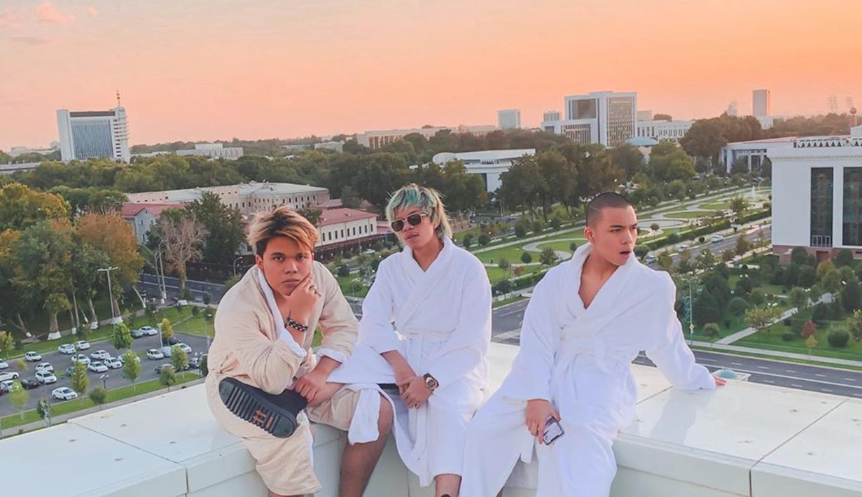 Kepergiannya ke Uzbekistan pun tidak hanya sendiri, Atta Halilintar ditemani oleh kedua adiknya,  Saaih dan Thariq Halilintar. Ketiganya pun menginap di Tashkent. Selain itu ia juga membagikan kegiatannya saat di acara kongres maupun saat jalan-jalan di Uzbekistan.  (Liputan6.com/IG/@attahalilintar)