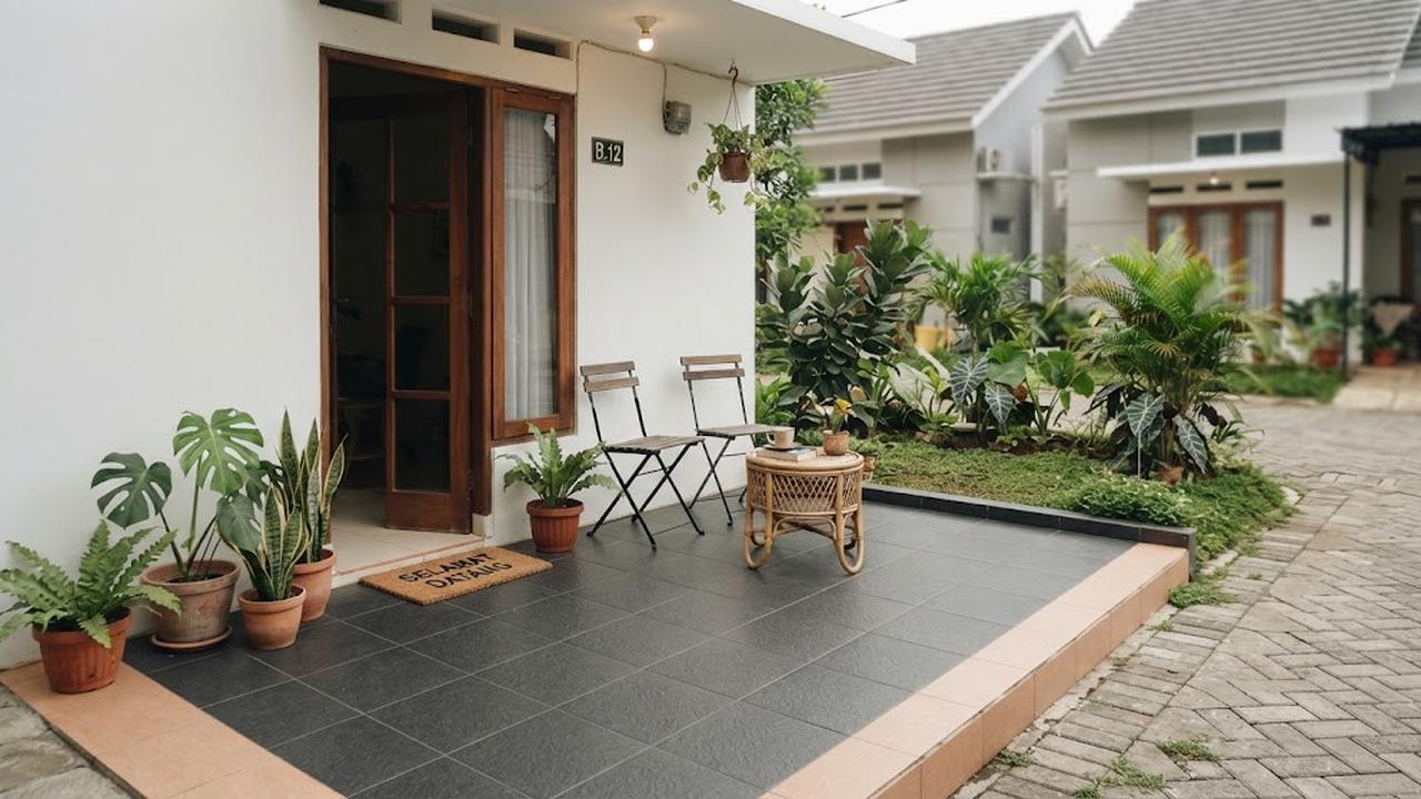 Warna keramik lantai yang cocok untuk teras rumah kecil model abu-abu tua