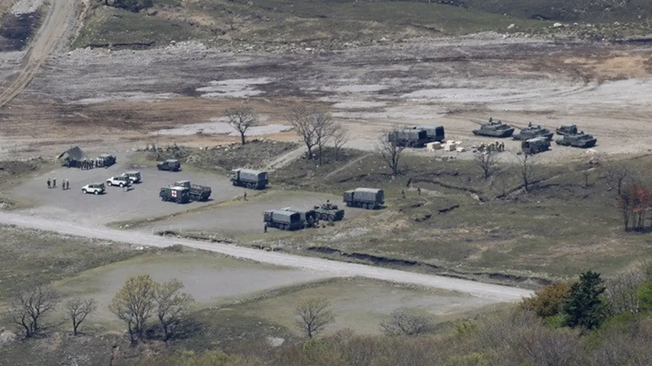 Foto udara ini memperlihatkan Area Latihan Hijudai di Oita, Jepang selatan, setelah sebuah peluru meriam meledak di dalam sebuah tank saat latihan pada Selasa (21/4/2026).
