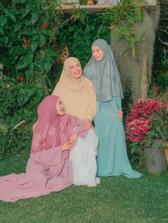 Dewi Sandra lewat brand busana muslimnya Doa memberikan tutorial 1 bergi 3 gaya yang bisa dipakai segala acara dari kasual sampai formal. [Foto: @doa.indonesia]