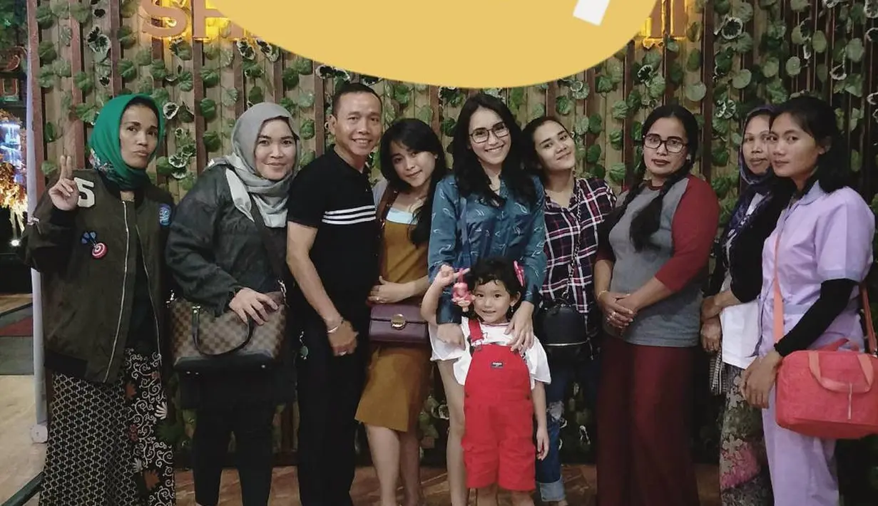 "Kalau liburan paling tahun depan, waktu sudah selesai semua pekerjaan. Tahun ini nggak kemana-kemana," kata Ayu Ting Ting. (Instagram/ayutingting92)