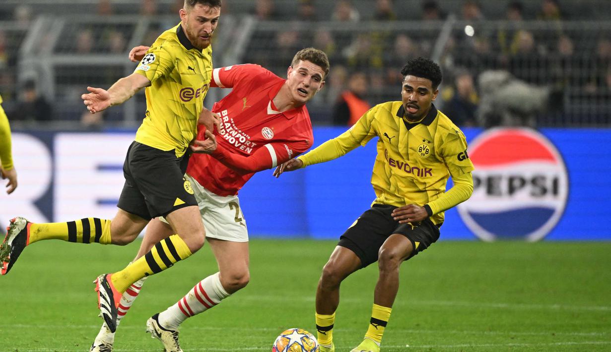 Gol Marco Reus pada menit ke-90+5 membuat Dortmund mengakhiri laga dengan skor 2-0. (INA FASSBENDER/AFP)