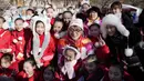 Selebriti Hong Kong Jackie Chan berfoto bersama anak-anak setelah mengikuti estafet obor Olimpiade Musim Dingin 2022 di Tembok Besar Badaling di pinggiran Beijing, Cina, Kamis, 3 Februari 2022. (AP/Ng Han Guan)