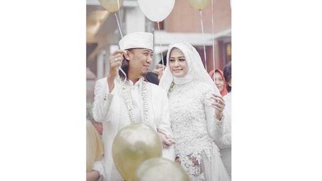 Setelah akad nikah selesai, acara dilanjutkan dengan pelepasan balon ke udara.