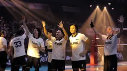 Sejumlah pemain The Actors menyapa penonton dalam laga Bahkan Voli 3 melawan The Musicians di Mahaka Square, Kelapa Gading, Sabtu (15 November 2025). (Bola.com/Internships/Monica Putri Salsabila)
