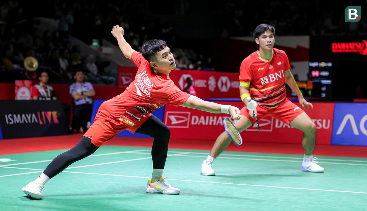 <p>Pemain ganda putra Indonesia, Leo Rolly Carnando yang berpasangan dengan Daniel Marthin berusaha mengembalikan bola saat menghadapi pasangan Denmark, Daniel Lundgaard/Mads Vestergaard pada babak perempatfinal Daihatsu Indonesia Masters 2024 di Istora Senayan, Jakarta, Jumat (26/1/2024). Leo/Daniel menang dua game langsung dengan skor 21-14, 21-12. (Bola.com/Bagaskara Lazuardi)</p>