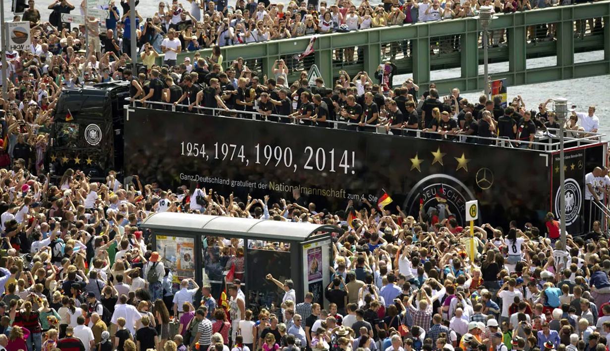 Puluhan ribu suporter Der Panzer berkerumun di tepi sungai Spree, Berlin, (15/7/2014), untuk menyambut kedatangan pemain Timnas Jerman usai menjuarai Piala Dunia 2014. (REUTERS/Steffi Loos)