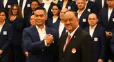 Anindya Bakrie (kiri) resmi dilantik menjadi Ketua Umum Federasi Akuatik Indonesia oleh Ketua KONI, Marciano Norman (kanan) yang digelar di Hote JS Luwansa, bilangan Kuningan, Jakarta Selatan pada Senin (4/8/2025) sore WIB.