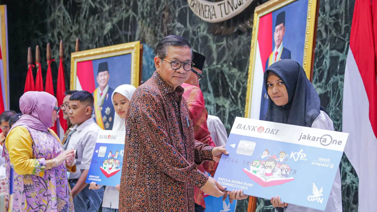 Gubernur Jakarta Pramono Anung menyalurkan KJP Plus Tahap I 2025 di Balai Agung DKI Jakarta pada Kamis 20 Maret 2025.