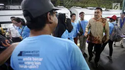 Wakil Ketua Komisi IV DPR Michael Wattimena melepas peserta Peace Train yang diikuti kalangan anak muda dari beberapa daerah ke Surabaya, di Stasiun Gambir, Jakarta, jumat (3/9). (Liputan6.com/JohanTallo)