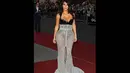 Kim Kardashian tak pernah absen tampil seksi saat mengunjungi London, (2/9/14). (Dailymail)