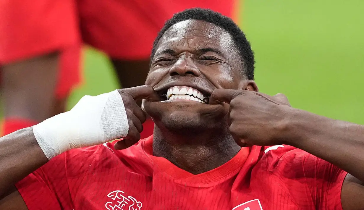 Pemain Swiss Breel Embolo melakukan selebrasi  setelah mencetak gol pertama timnya selama pertandingan sepak bola babak 32 Piala Dunia antara Swiss dan Aljazair di Vancouver, British Columbia, Kamis (02/07/2026). (AP Photo/Lindsey Wasson)