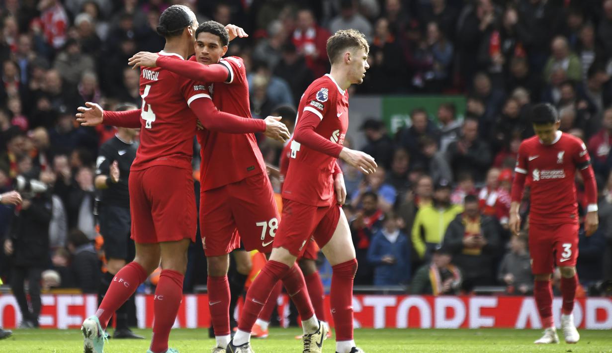 Selebrasi bek Liverpool, Virgil van Dijk (kiri) bersama rekannya, Jarrel Quansah merayakan kemenangan 2-1 atas Brighton and Hove Albion setelah berakhirnya laga pekan ke-30 Premier League 2023/2024 di Anfield Stadium, Liverpool, Minggu (31/3/2024). (AP Photo/Rui Viera)