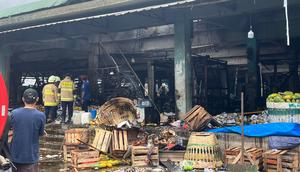 Kebakaran hari ini, Senin (15/12/2025) di Pasar Induk Kramat Jati, Jakarta Timur. (Liputan6.com/Muhammad Radityo Priyasmoro)