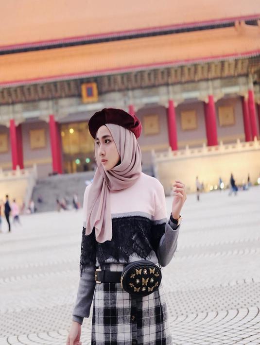 Gaya hijab dengan paduan fashion kekinian ala selebgram cantik, Richa Etika Ulhaq ini juga banyak disukai para netizen. Terbukti dengan memiliki followers lebih dari 200 ribu, gaya hijab Richa mampu jadi inspirasi. (Liputan6.com/Instagram/@ richaeu)