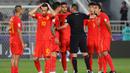 Wasit pertandingan, Mohammed Khaled al-Hoish berbicara dengan para pemain China saat pertandingan sepak bola Grup A Piala Asia AFC Qatar 2023 antara China dan Tajikistan di Stadion Abdullah bin Khalifa, Doha, 13 Januari 2024. (KARIM JAAFAR/AFP)