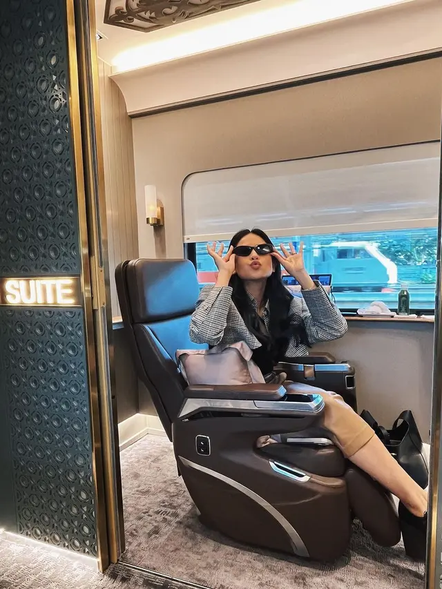 Maudy Ayunda Naik Kereta Suite Class Kompartemen