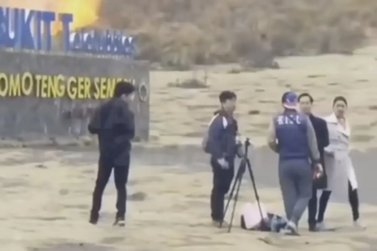Pengunjung yang diduga menyalakan Flare Parwedding nampak santai di tengah kobaran api yang membakar pada savana Gunung Bromo (Istimewa)