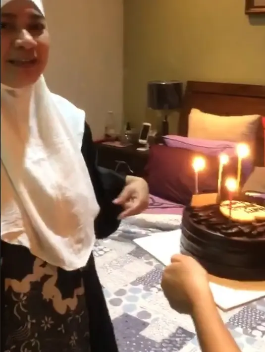 Berikut adalah momen Ikke Nurjanah saat mendapatkan kejutan ulang tahun pada Mei 2023 lalu. Kamar utama dengan ranjang dari kayu dan lantai nuansa kayu. Kamar ini juga dilengkapi televisi. [Foto: dok. Instagram/ikkenurjanah0518]
