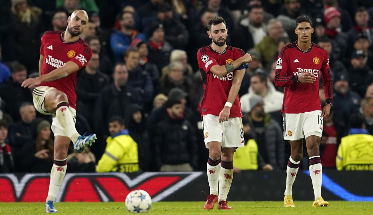 Ekspresi kecewa dari pemain Manchester United, Sofyan Amrabat (kiri), Bruno Fernandes (tengah), dan Raphael Varane setelah pemain Bayern Munchen, Kingsley Coman membobol gawang tim mereka pada laga Grup A Liga Champions 2023/2024 di Old Trafford, Manchster, Inggris, Rabu (13/12/2023). (AP Photo/Dave Thompson)
