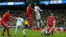 Pemain Bayern Munchen berebut bola dengan pemain Real Madrid saat pertandingan semifinal Liga Champions di stadion Santiago Bernabeu, Spanyol (1/5). Dengan hasil agregat 4-3 ini Real Madrid melaju ke Final Liga Champions. (AP/Paul White)